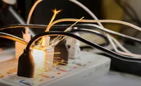 چگونه از برق گرفتگی در محیط کار و خانه در امان بمانیم