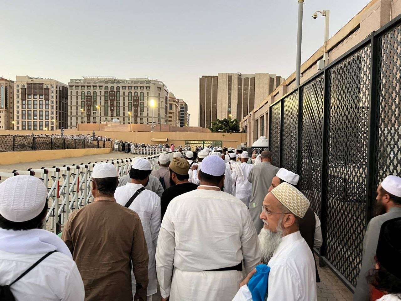 در میانهٔ شکوهِ بقیع؛ میانِ اشک و صبری ممتد+ عکس