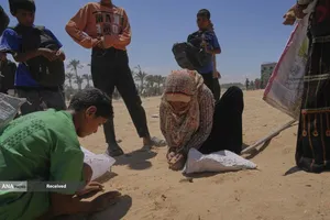 مردم گرسنه غزه برای رسیدن به کمک&zwnj;های غذایی، کیلومترها پیاده&zwnj;روی می&zwnj;کنند