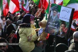 بیعت مردم با آیت&zwnj;الله سید مجتبی خامنه&zwnj;ای سومین رهبر جمهوری اسلامی ایران