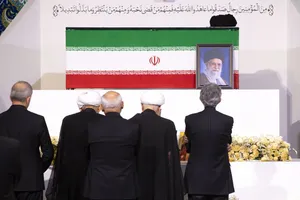 ادای احترام سران سه قوه و مقامات به پیکر امام شهید 