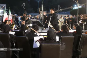 بازدید خبرنگاران خارجی از آثار به&zwnj;جامانده از حمله موشکی رژیم صهیونیستی به ساختمان شیشه ای صدا و سیما که در تاریخ ۲۴ تیرماه صورت گرفت