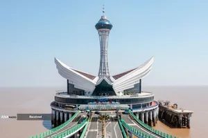 مرکز خرید در وسط پل خلیج هانگژو به طول 35 کیلومتر در نینگبو، استان ژجیانگ، چین