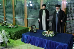 حضور رهبر انقلاب در حرم حضرت امام خمینی(ره)