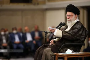 قائد الثورة الاسلامية لدى استقباله  جمعا من علماء وخبراء ومسؤولي قطاع الصناعة النووية في البلاد