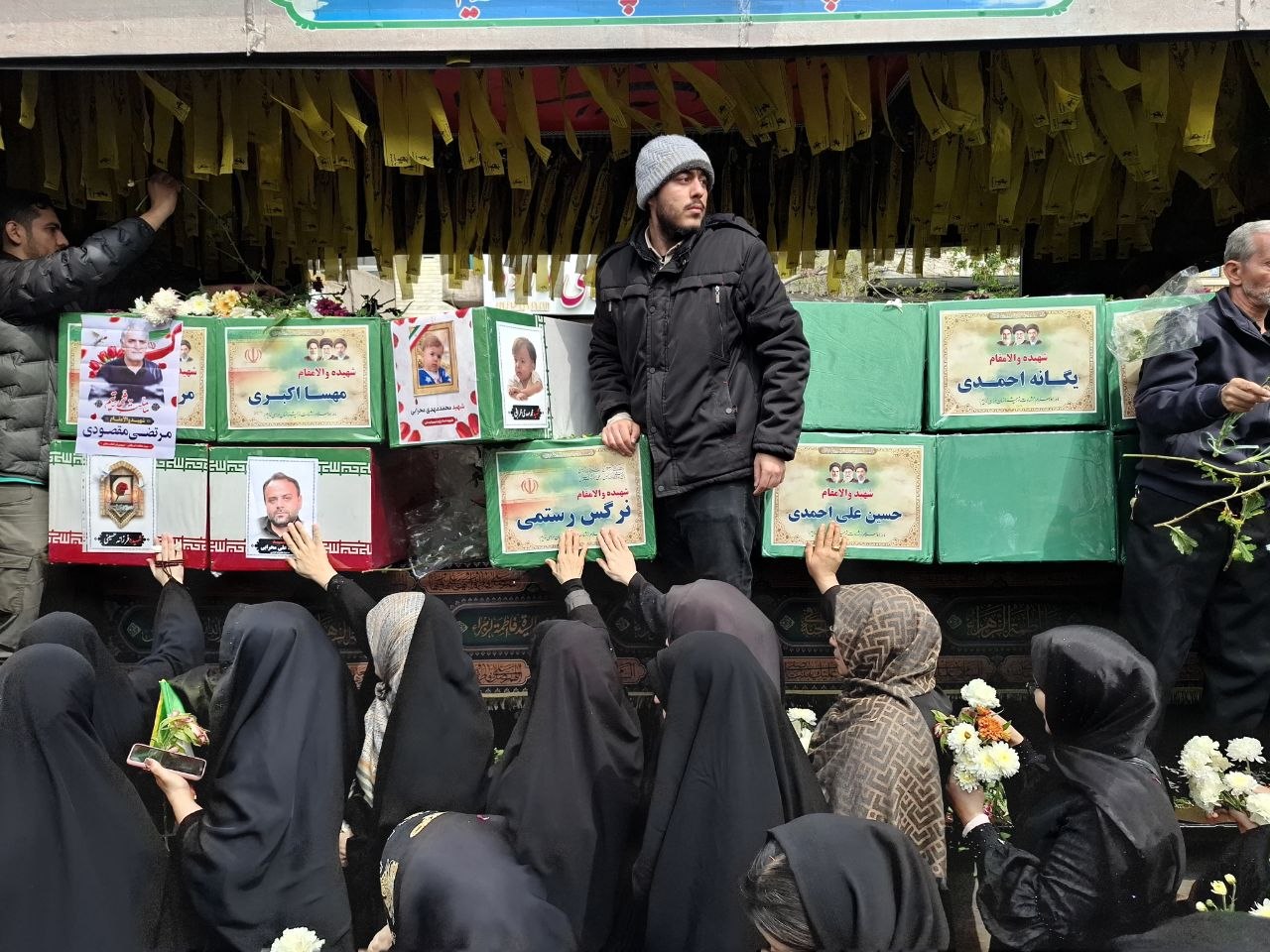 آغاز تشییع پیکر پاک ۱۲ شهید جنگ رمضان در محله ۱۳ آبان آغاز تشییع پیکر پاک ۱۲ شهید جنگ رمضان در محله ۱۳ آبان