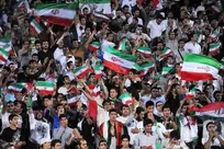 حضور هواداران ایرانی با تصویر رهبر شهید در ورزشگاه+عکس و فیلم