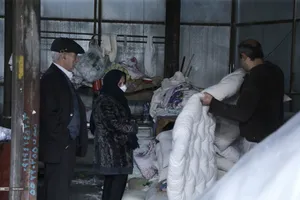 حاج آقا معتقد است که مشتری همیشه باید با رضایت از درب مغازه خارج  شود