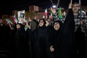 وداع با پیکر شهدای ناوشکن دنا در میدان دریاچه