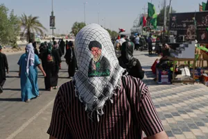پیاده روی زائرین اربعین حسینی به یاد رهبر شهید انقلاب