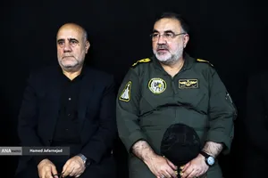 سرتیپ حمید واحدی فرمانده نیروی هوایی
ارتش جمهوری اسلامی ایران در مراسم گرامیداشت چهلمین روز درگذشت شهید سپهبد محمد باقری (محمد حسین افشردی) و همسر وی ( اشرف افشردی) و دختر این فرمانده عزیز (فرشته افشردی)