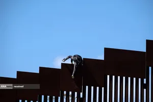 عبور یک مهاجر از حصار مرزی آمریکا و مکزیک