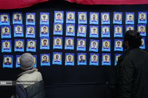 مراسم وداع با شهدای ناوشکن دنا و حمایت از نیروهای مسلح با حضور دکتر بیژن رنجبر و دانشگاهیان دانشگاه آزاد اسلامی استان تهران و اقشار مختلف مردم - میدان فردوسی تهران