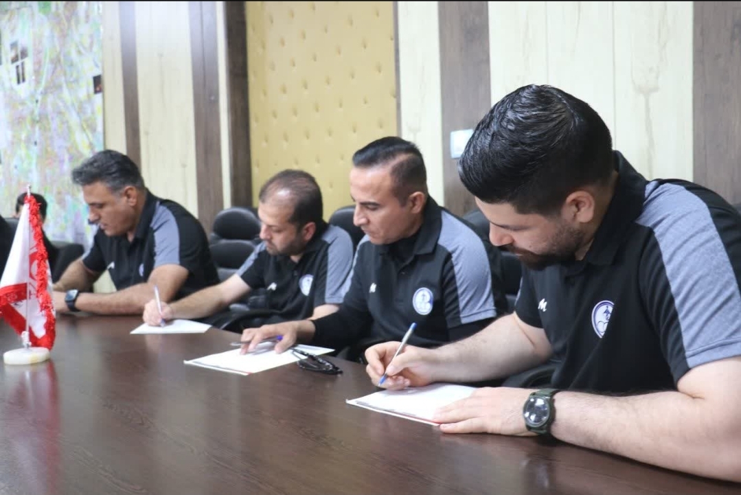 عضویت سرمربی و کادرفنی استقلال خوزستان در جمعیت هلالاحمر و پویش ایران ما عضویت سرمربی و کادرفنی استقلال خوزستان در جمعیت هلالاحمر و پویش ایران ما