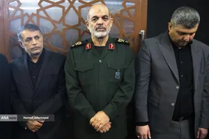 سرتیپ احمد وحیدی مشاور فرمانده کل سپاه پاسداران در مراسم گرامیداشت چهلمین روز درگذشت شهید سپهبد محمد باقری (محمد حسین افشردی) و همسر وی ( اشرف افشردی) و دختر این فرمانده عزیز (فرشته افشردی)