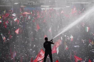 مراسم اقامه نماز بر پیکر امام شهید امت