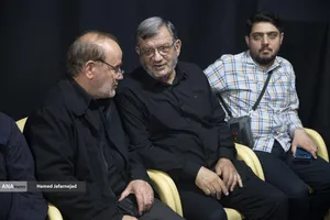  عبدالحسین روح الامینی نماینده تهران در مجلس در مراسم گرامیداشت چهلمین روز درگذشت شهید سپهبد محمد باقری (محمد حسین افشردی) و همسر وی ( اشرف افشردی) و دختر این فرمانده عزیز (فرشته افشردی)