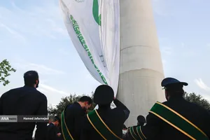 اهتزاز بزرگترین پرچم علوی بر فراز تهران