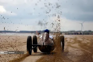 مسابقه اتومبیل&zwnj;رانی و موتورسیکلت کلاسیک در ساحل بریدلینگتون، انگلیس