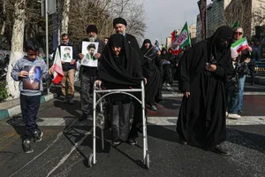 بیعت مردم با آیت&zwnj;الله سید مجتبی خامنه&zwnj;ای سومین رهبر جمهوری اسلامی ایران