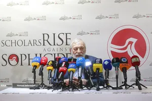 محمدجواد لاریجانی رئیس پژوهشگاه دانش&zwnj;های بنیادی و رئیس همایش &laquo;خیزش در برابر خردکشی&raquo;