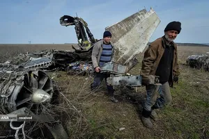 جمع آوری قطعات هواپیمای ساقط شده در نزیکی شهر خارکف، اوکراین