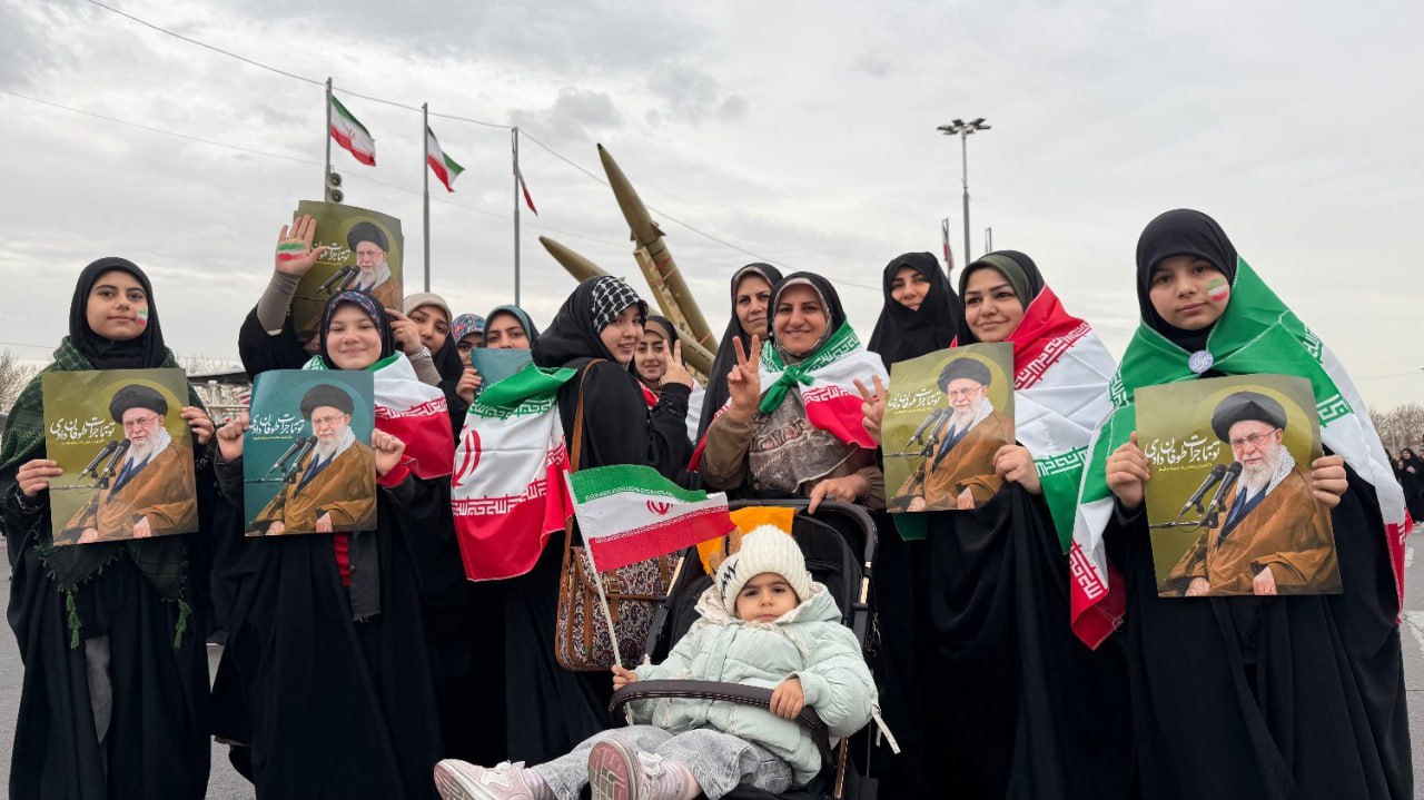 مراسم راهپیمایی 22 بهمن در تهران آغاز شد/ پرچم‌ها برافراشته و دل‌ها متحد برای ایران