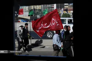 پیاده روی زائرین اربعین حسینی به یاد رهبر شهید انقلاب