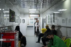 خدمت&zwnj;رسانی بیمارستان سیار برکت در عمود ۹۸۹ طریق الحسین