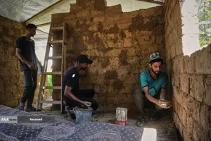 فلسطینی‌ها ویرانه‌های غزه را با آجرهای گلی و ضایعات بازسازی می‌کنند
