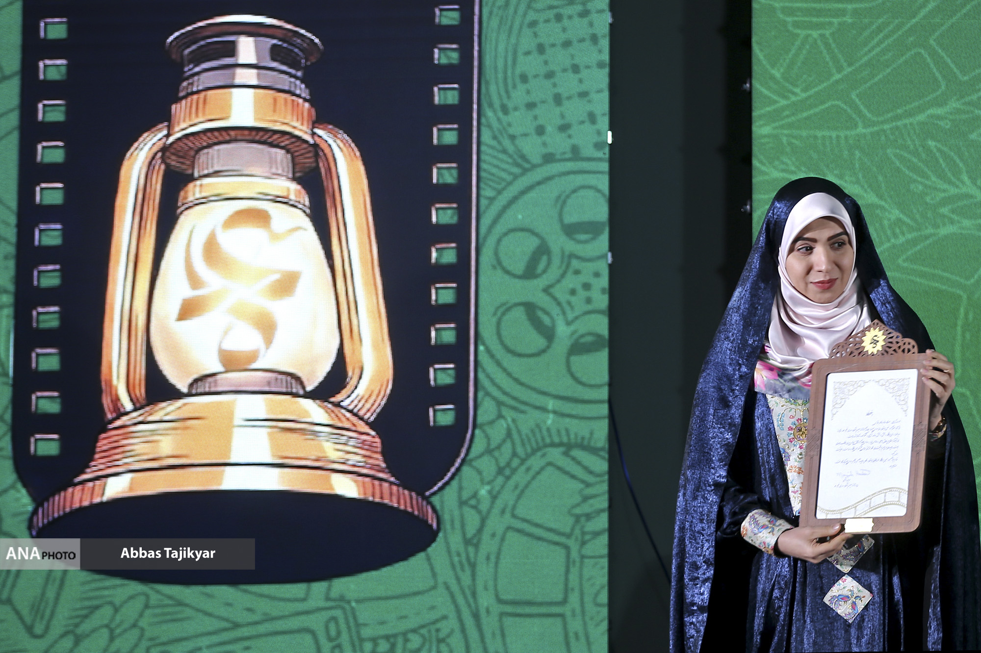 تقدیر از علیرضا دبیر در افتتاحیه شانزدهمین جشنواره فیلم عمار تقدیر از علیرضا دبیر در افتتاحیه شانزدهمین جشنواره فیلم عمار