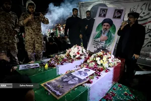 وداع با پیکر شهدای ناوشکن دنا در میدان دریاچه