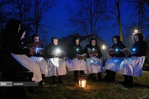 مراسم اقلیت قومی اسلاوها در مقابل کلیسایی در شلیف، آلمان