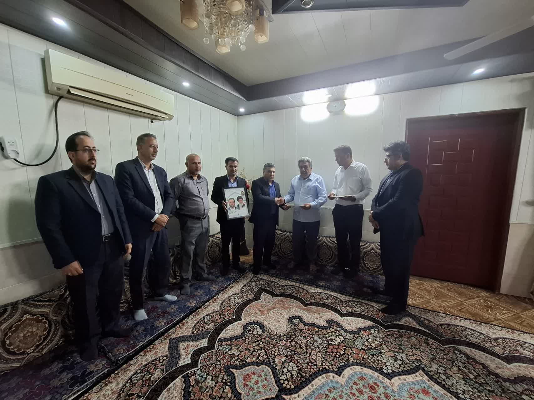 روحیه ایمان، بردباری و مسئولیت‌پذیری خانواده‌های شهدا الگوی جامعه است
