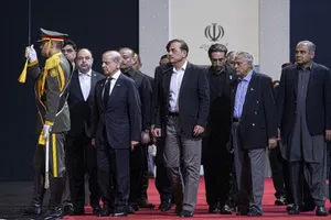 ادای احترام شهباز شریف نخست وزیر پاکستان و مقامات و مسئولان خارجی به پیکر امام شهید 