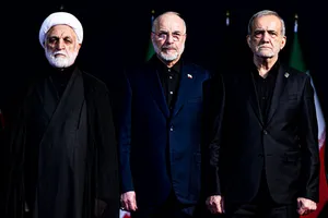 مسعود پزشکیان رییس جمهور،محمدباقر قالیباف رییس مجلس و حجت الاسلام محسنی اژه ای رییس قوه قضاییه در مراسم ادای احترام مقامات و مسئولان خارجی به پیکر امام شهید 