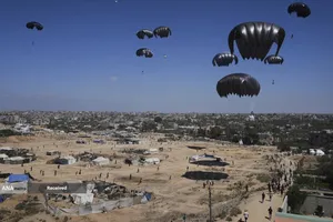 مردم گرسنه غزه برای رسیدن به کمک&zwnj;های غذایی، کیلومترها پیاده&zwnj;روی می&zwnj;کنند