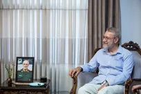 حضور لاریجانی در منزل شهیدان محرابی و شادمانی