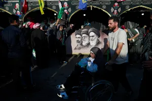 پیاده روی زائرین اربعین حسینی به یاد رهبر شهید انقلاب