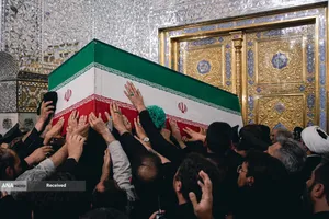 مراسم طواف پیکر رهبر شهید انقلاب بر گرد ضریح مطهر امام رضا(ع)