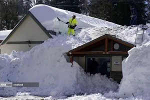 برف&zwnj;روبی پس از طوفان در کالیفرنیا آمریکا