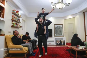 دیدار حسن فارسی جوکار مدیر گروه رسانه دانشگاه انقلاب اسلامی با خانواده نخبه شهید علی حیدرزاده