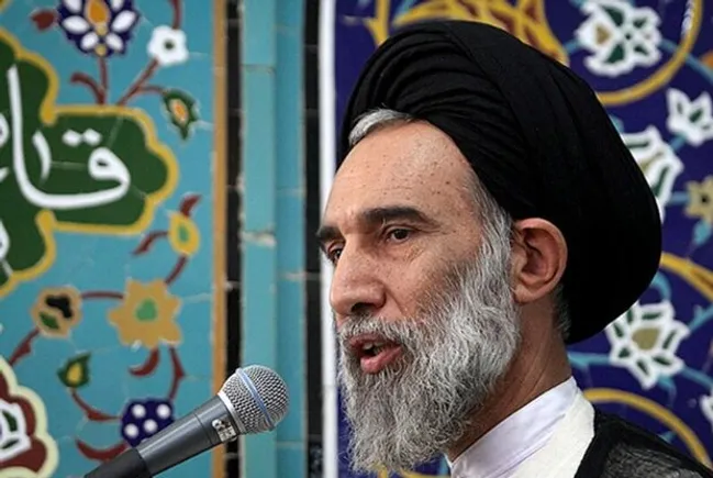امام جمعه موقت اصفهان: روحیه شجاعانه رهبر شهید انقلاب اسلامی جلوه‌ای از آموزه‌های مکتب امام حسین(ع) است