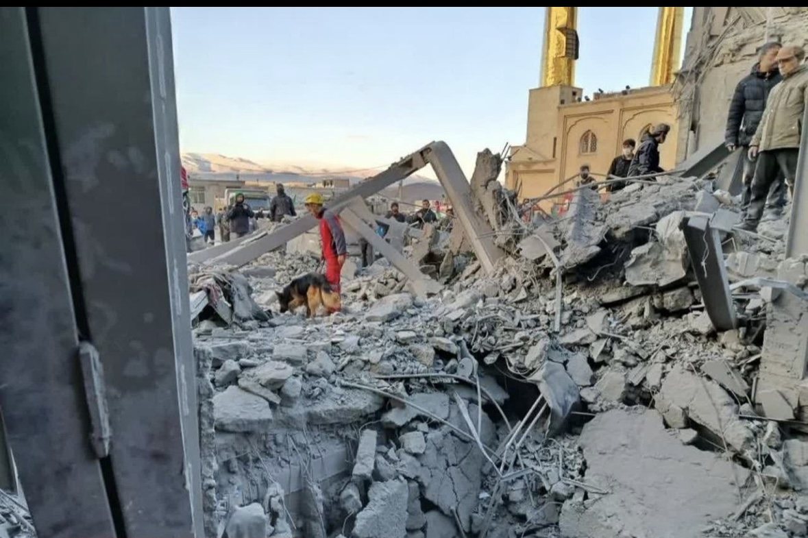 حسینیه اعظم زنجان در پی حمله هوایی دشمن آسیب دید حسینیه اعظم زنجان در پی حمله هوایی دشمن آسیب دید