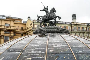 میدان مانژ مسکو- مجسمه سنت جورج و اژدها- میدان مانژ یک فضای باز عابر پیاده در قلب مسکو و یکی از شریان&zwnj; های اصلی مرکز شهر 