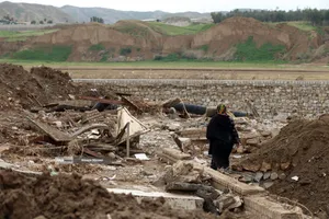 کمک رسانی شهید محمدمهدی طهرانچی دانشمند هسته ای در مناطق سیل زده لرستان پلدختر در سال 1398 همراه گروه های جهادی