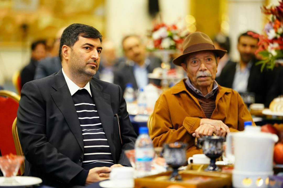 اعطای نشان اصالت به علی نصیریان در آیین «یلدای مهان»