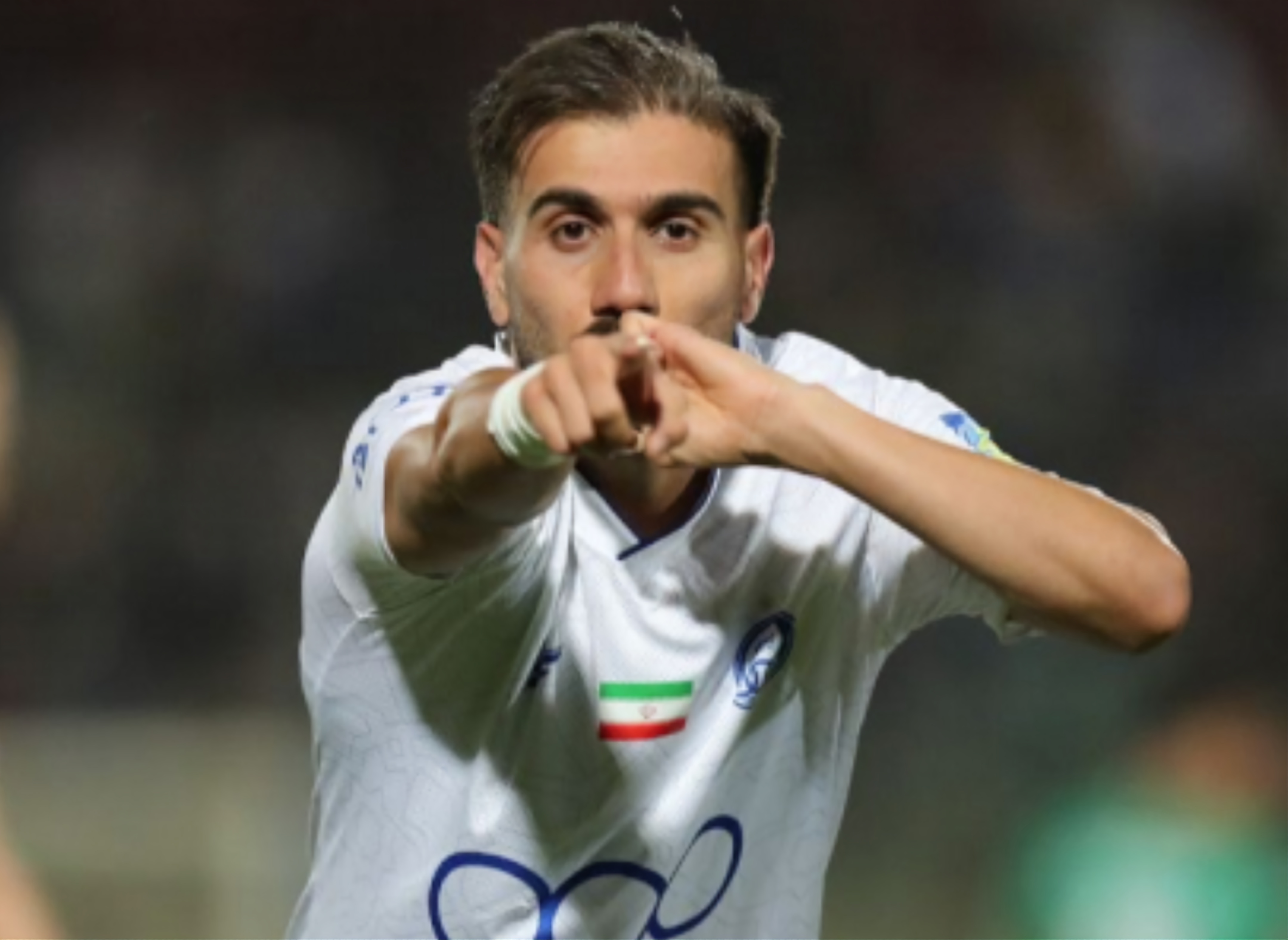 ورود ساپینتوی محروم به رختکن استقلال در روز اعتراض به ندیدن پنالتی و شعار علیه آزادی+فیلم