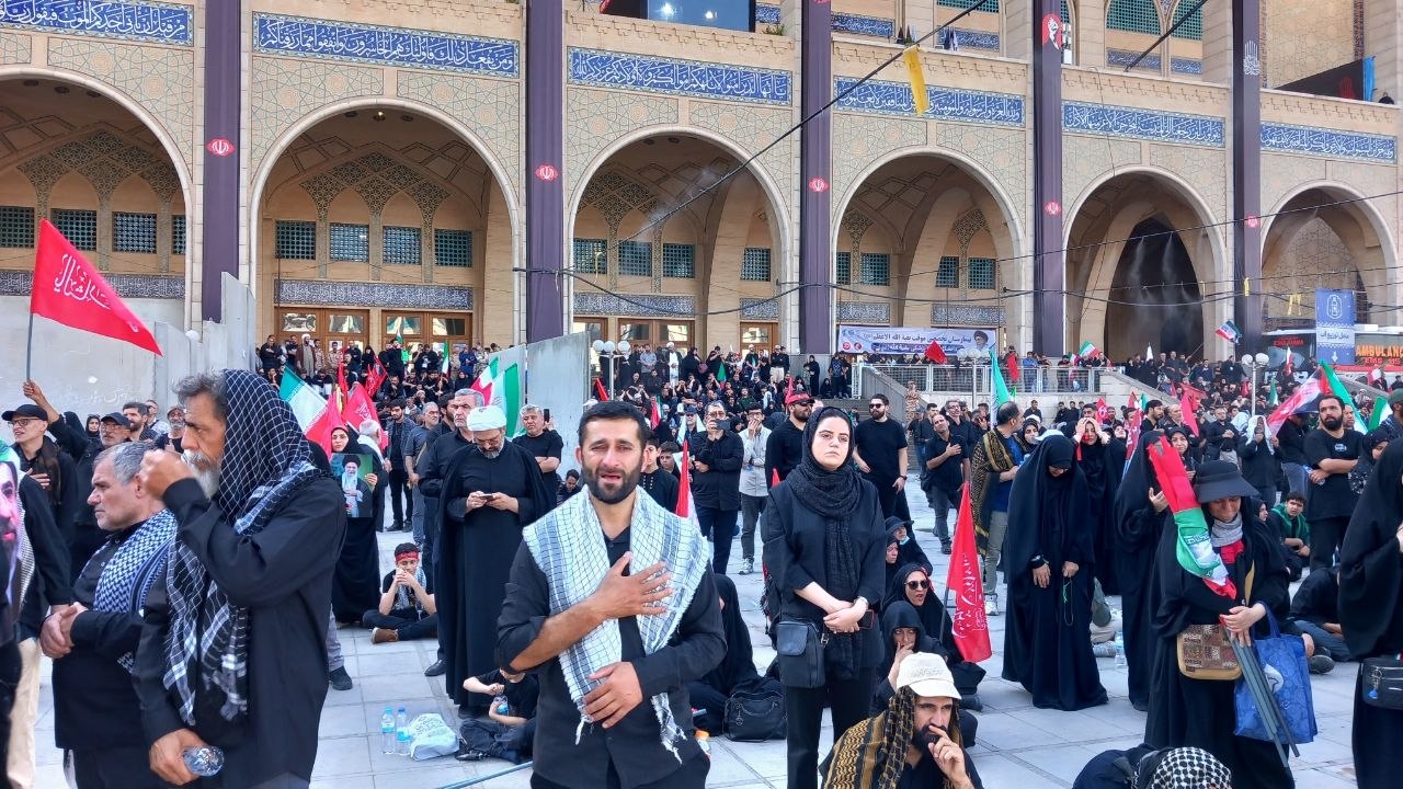 دومین روز وداع با رهبر شهید انقلاب/حضور مردم برای شرکت در آیین اقامه نماز بر پیکر مطهر+فیلم
