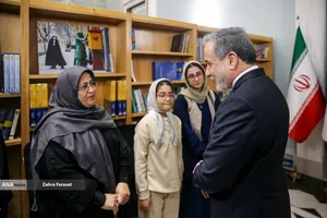 تجلیل از خانواده شهید نیما رجب پور سردبیر شبکه خبر توسط سیدعباس عراقچی وزیر امورخارجه بمناسبت روز خبرنگار در جلسه هفتگی سخنگوی وزارت خارجه